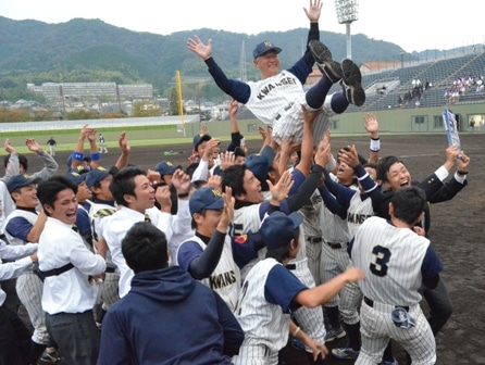 優勝後、監督を胴上げする様子