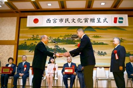 西宮市民文化賞を贈呈される関学大体育会アメリカンフットボール部