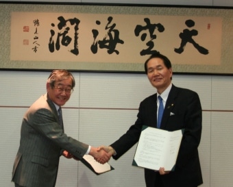 井上琢智学長（左）と浜田恵造・香川県知事