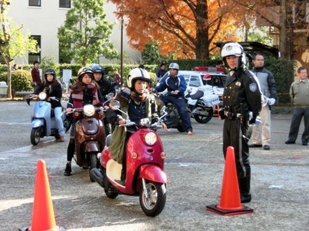 運転の指導を受ける様子