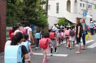 活動を行うウィットワース大学の学生ら