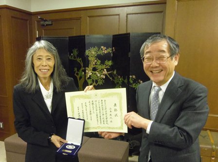 山本雅代教授（左）と井上学長