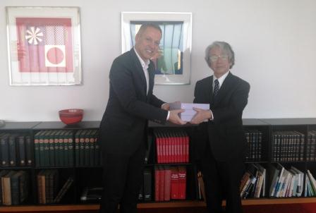 ダムスゴー駐日デンマーク大使（左）と橋本淳・関西学院大学名誉教授