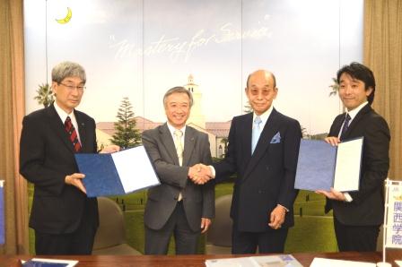 村田治・関学大学長（左から2番目）と延原武春・日本テレマン協会音楽監督（同3番目）