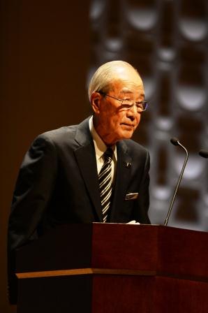 式辞を述べる森下洋一・記念事業委員会会長