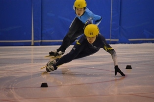 写真は第37回日本学生ショートトラックスピードスケート選手権大会のもの