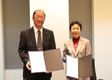 小菅正伸・関西学院大学副学長（左）と柳沢香枝・JICA理事