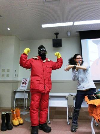 早川由紀子契約助手（右）と越冬隊の服を試着した参加者