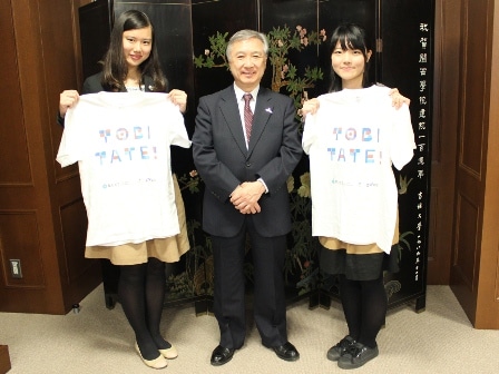 村田学長（中央）に激励された吉田さん（左端）と橋本さん（右端）