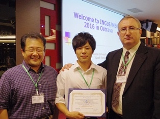 左から巳波教授、川田さん、Prof. Leonard Barolli (INCoS2015 General Chair)