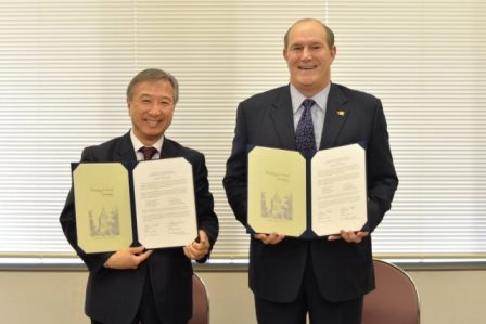 村田治・関西学院大学長（左）、Robert Frank・ニューメキシコ大学長（右）