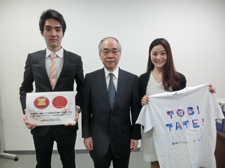 写真は左から長田さん、神余副学長、糠谷さん