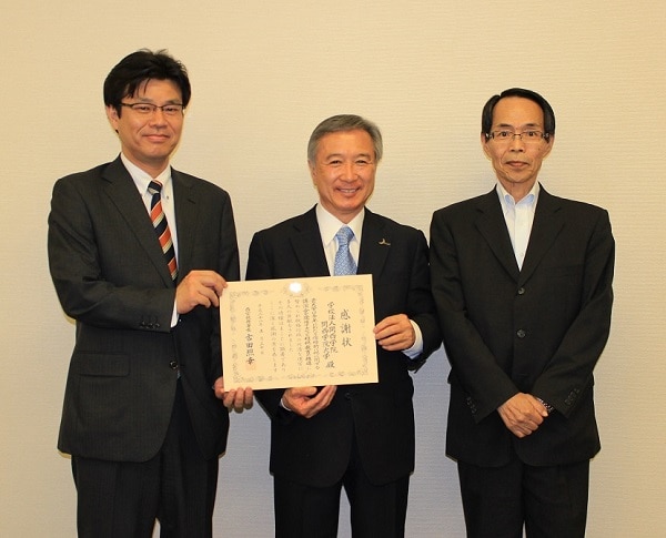（写真左から）林隆敏・商学部教授、村田治・関西学院大学長、古田照幸・西宮税務署長