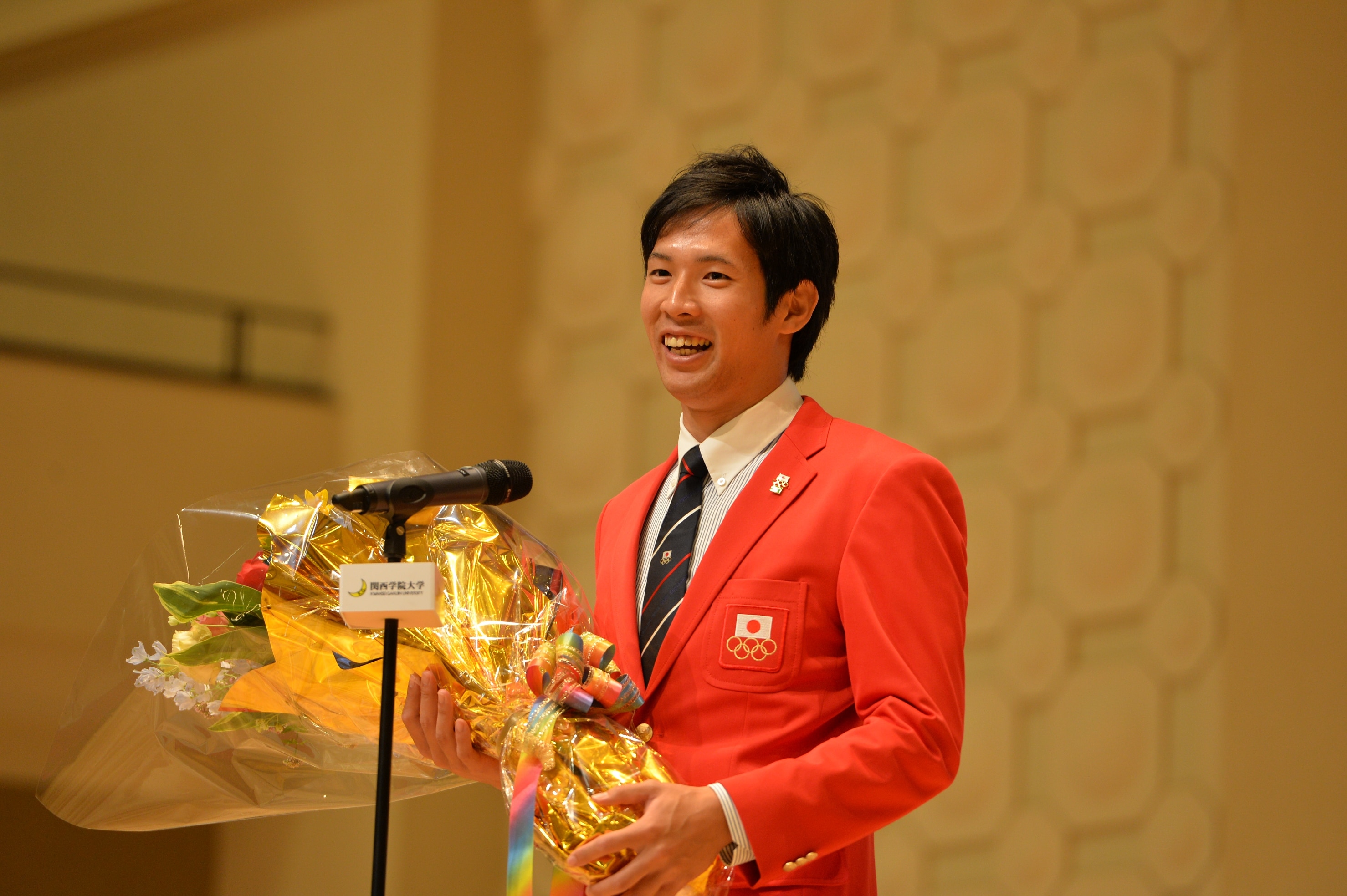 スピーチする荻田選手