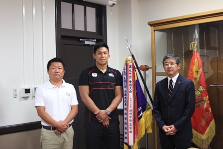 左から安藤先生（高等部ラグビー部顧問）、徳永選手、枝川高等部長
