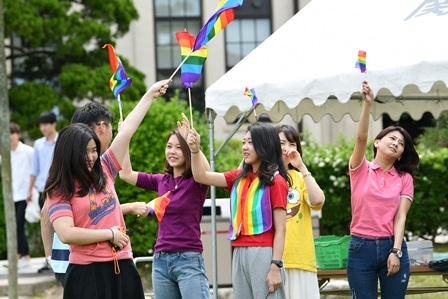 オープニングイベントを盛り上げる学生