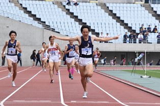 1500m決勝で優勝した仲村尚毅（文学部4年生）