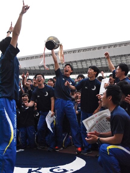 総合優勝を決め、喜ぶ選手たち