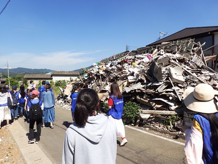 被災地をまわる学生