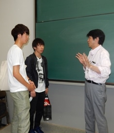 質問する学生