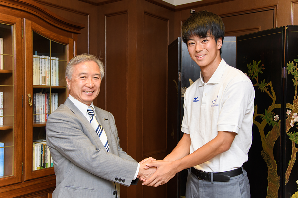 村田学長と握手する多田修平選手(法学部3年生)