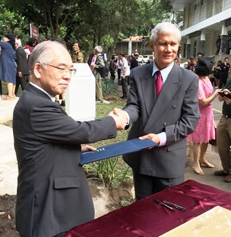 John A. Titaley学長（右）と神余隆博副学長