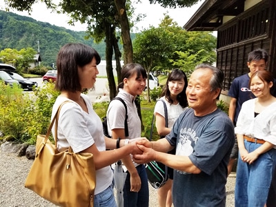 住民に感謝される学生