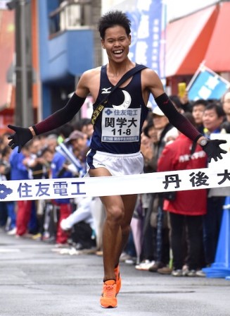 ゴールするアンカー小嶋選手