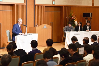 学生からの質問に答えるヴルフ氏