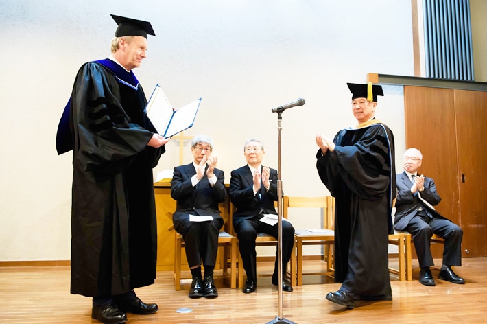 村田治学長から名誉博士の学位を授与されるヴルフ氏