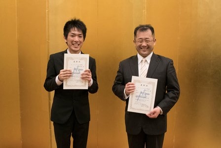 山崎さん（左）と巳波教授