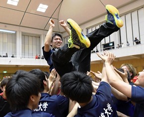 胴上げされる石川泰成主将(文学部4年生)
