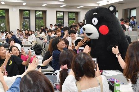 社会学部の授業にくまモンが登場 関西学院大学