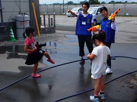 子どもたちと遊ぶ学生