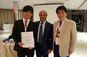 国際会議の議長を務めたOsman Tokhi シェフィールド大学（英国）教授（中央）を挟んで、受賞した横田将宏さん（左）と中後大輔准教授