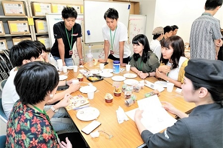 試食会で議論する学生とテナントのパティシエ