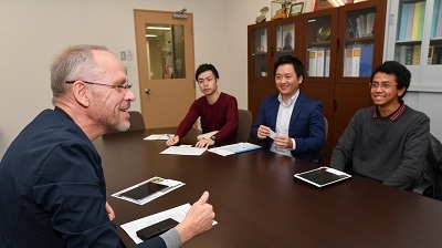 ダーク・ヘベカー駐日代表と意見を交わす大学院生たち