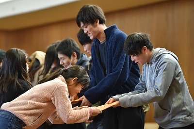 メッセージカードを受け取る学生