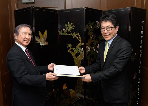 村田治・学長と後藤浩氏（右）