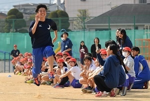 多田選手の走りに歓声をあげる子どもたち