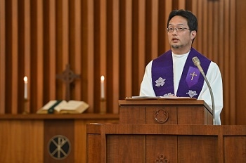 司会を務めた井上智・神学部助教