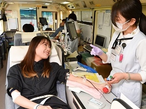 バスの中で献血に協力する学生たち