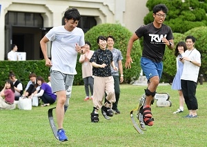 義足をつけて春田選手（左）と一緒に走る学生