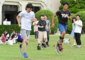 義足をつけて春田選手(左)と一緒に走る学生