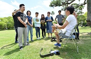 春田選手から、義足の説明を聞く学生たち