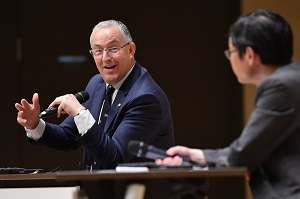 宮田由紀夫副学長（手前）と語り合うアブターレブ市長