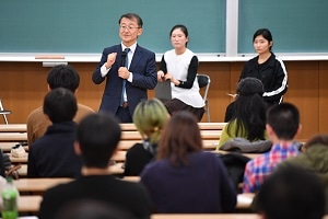 学生と意見を交換する宮川教授