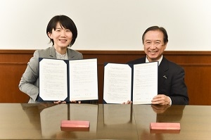 協定に署名した吉岡春菜・ジャパンハート理事長（左）と村田治・関西学院大学学長