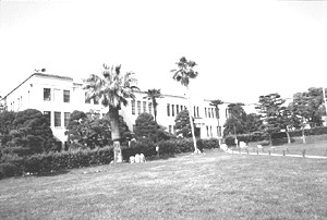 経済学部校舎