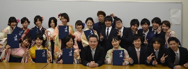 卒業式後に小林ゼミの仲間と先生と